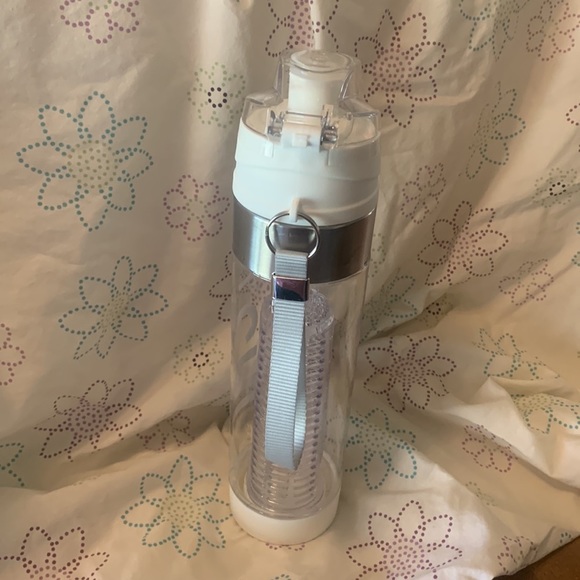 iChi infuse water bottle with strap. Infused your drink 🥤🍒🍉🍎🍍 - Picture 8 of 9